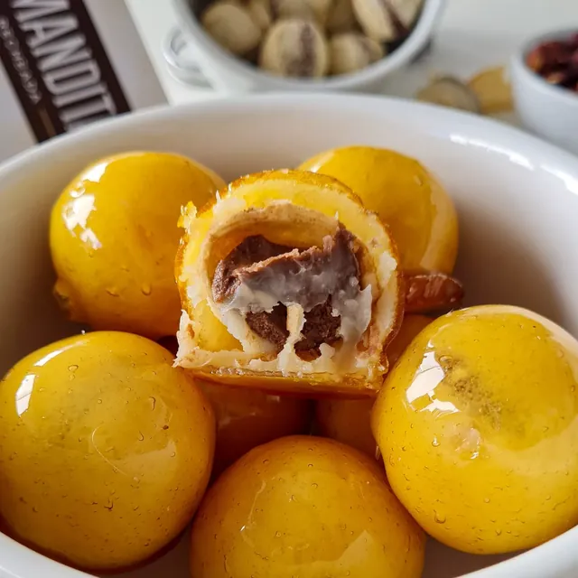 Bala caramelizada com recheio de chocolate, cortada ao meio